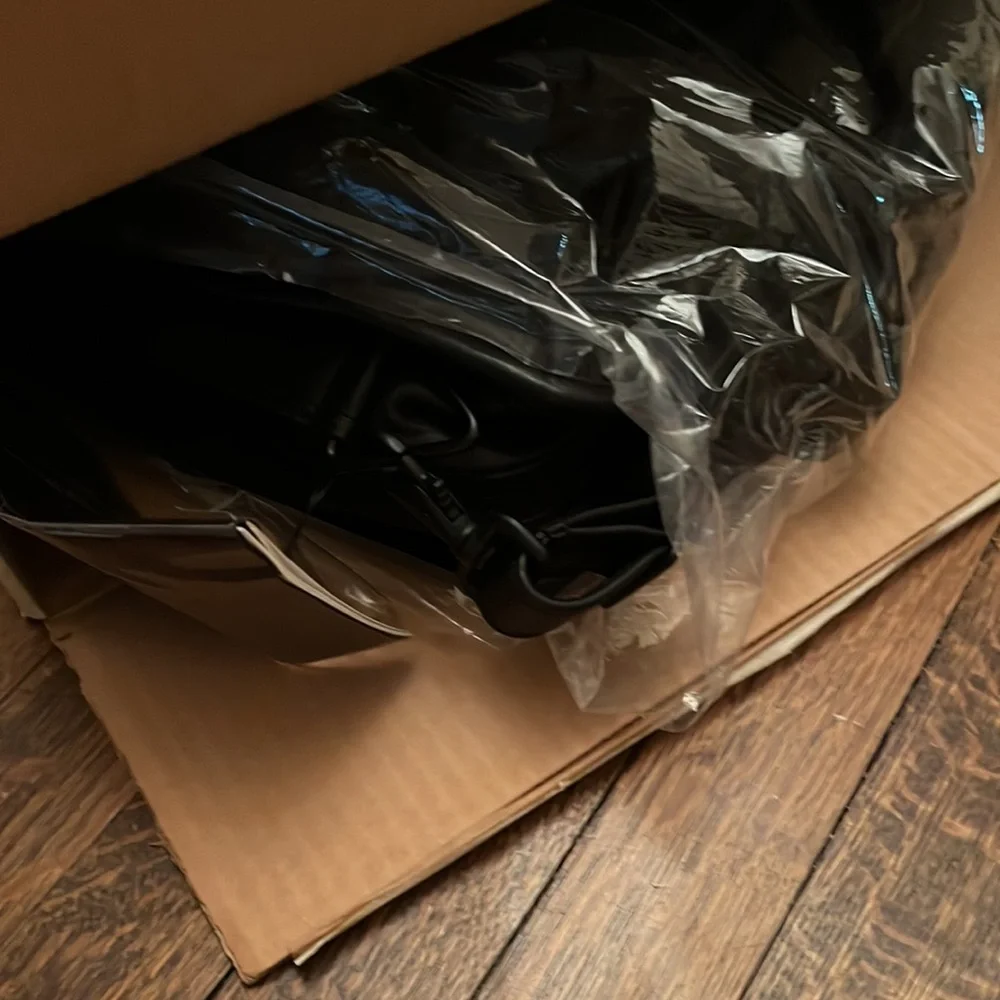 NWT 🎉 HP 🎉mint condition vintage TUMI expandable overnighter black leather bag